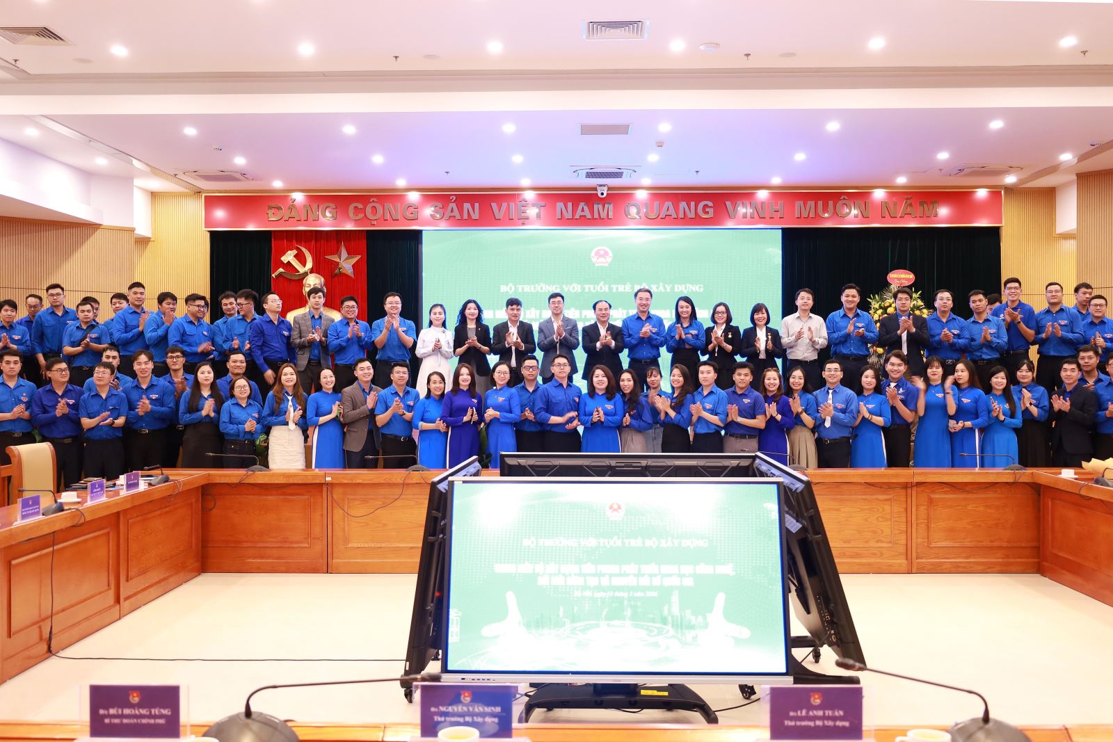 Bộ trưởng Trần Hồng Minh đối thoại với tuổi trẻ Bộ Xây dựng